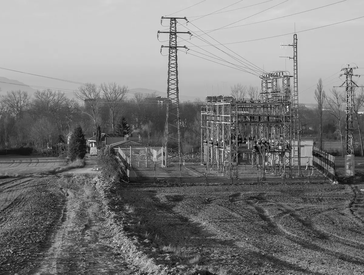 Subestación eléctrica con sus torres y transformadores